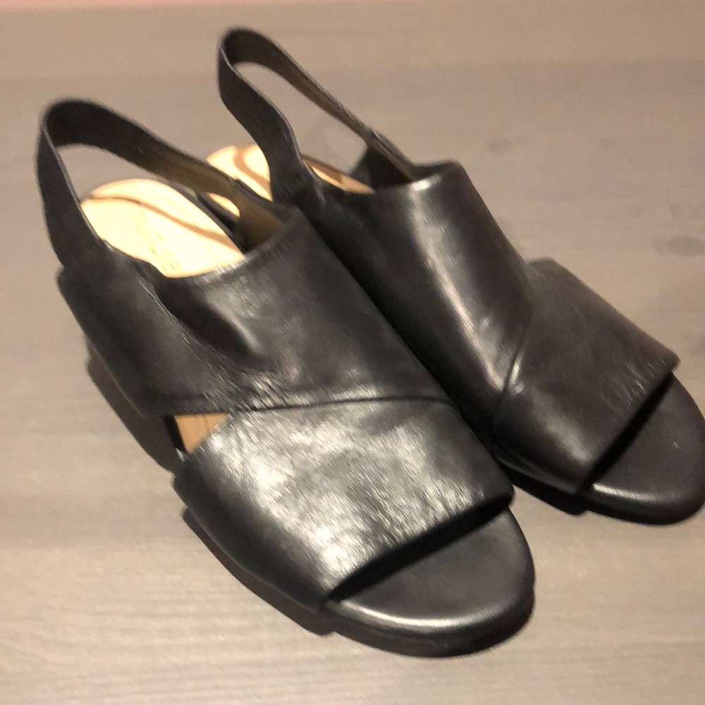 Nurture sandal